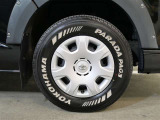 タイヤサイズは215/70R15です。白文字が際立つタイヤです。