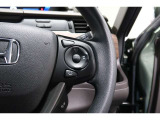 Hondaセンシングの機能のひとつ、アダプティブクルーズコントロール付!アクセルから足を離しても設定したスピードと前車との車間を保ち走行してくれます!車線維持もアシスト☆高速道路で疲労軽減ですね☆