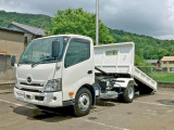 スライドさせた状態です。サイズが大きい岩の荷下ろしや建機の乗り入れもスムーズに行えます。