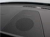 【harman/kardon】世界のオーディオファン垂涎のプレミアムサウンドシステムを搭載。原音に近い音場空間を忠実に再現。乗る人すべてに最良の音響体験を提供します。