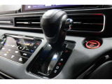 インパネシフトだから視線の移動も少なく足元もスッキリ♪運転席もゆったりしているのでゆとりを持ってドライブできますね!