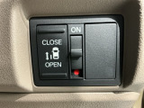 パワースライドドアが付いています。ワンタッチで簡単にお子様でも、お年寄りの方でも、開閉できますからとても便利です。キーレスや車内スイッチでも自動でドアの開閉ができます。