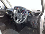 運転席周りのレイアウトをご覧ください。ナビゲーションが綺麗に装着されすっきり収まってますね!