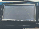 【バックモニター】後方の障害物や歩行者を確認できるバックモニター。狭い駐車場や混雑した場所でも安心して車を操作できます。