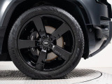 22インチブラックホイール装備!力強さと重厚感を感じさせる立体感のあるスポーク、車体全体のバランスを考慮した洗練されたデザイン性でディフェンダーの魅力を際立たせます!
