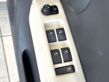【電動格納ミラー】サイドミラーは電動格納式となっており、狭い駐車場でもキズがつくリスクを抑えられます。