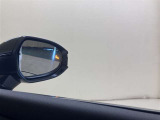 【ブラインドスポットモニター】隣の車線を走る車両をレーダーで検知し、ドライバーでは見えない四角に存在する車両を検知するとドアミラーに搭載されたインジケータが点灯します