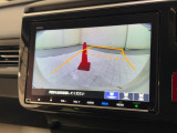 【バックカメラ】運転が苦手な方も車庫入れラクラクです!ギアをリバースに入れれば自動的にモニターが切り換わりますので、面倒な操作は不要です♪狭い駐車場もお車を傷つけず安心ですね!