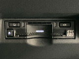 高速道路で便利な【ETC2.0】を装備しています。光ビーコン搭載で渋滞情報などナビゲーションと連動することで機能も充実いたします。他、観光施設に立ち寄るための高速料金割引サービス等もございます。