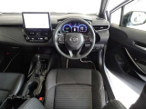 革巻きステアリングで快適な操作性の運転席です。