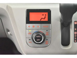 一度お好みの温度に設定すれば、車内の温度を検知し風量や温度を自動で調整。暑い&hellip;寒い&hellip;と何度もスイッチ操作をしなくても大丈夫です。