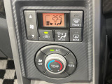 【オートエアコン】一度お好みの温度に設定すれば、車内の温度を検知し風量や温度を自動で調整。暑い&hellip;寒い&hellip;と何度もスイッチ操作をする必要はありません。快適な車内空間には必須の機能ですね♪