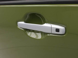 電子キーをカバンやポケットに持っていれば、ドアハンドルやバックドアに付いているボタンを押すだけでドアの開閉ができます。手が塞がっている時、カバンの中からカギを探す必要がありません。