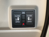 【電動スライドドア】ボタン一つで自由自在に開閉が可能!指先一つで運転席からどちらのドアも開閉できるので非常に便利な装備です!挟み込み防止機能もついているので小さなお子様がいる方も安心です!