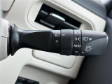 【オートライト(AUTO)】外の明るさをシステムが感知して、自動でヘッドライトが点灯します。ヘッドライトをつけ忘れを防ぐ便利機能です。