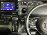 ホンダ純正メモリーナビ搭載なので、遠方へのドライブもお任せ下さい!ステアリング左手側にオーディオ関連のコントロールスイッチを配置しています。操作時は視線を逸らすことなく運転に集中できます