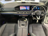 納車前整備も大きなポイントです。メルセデス・ベンツの定める厳しい基準をクリアしたお車のみご案内しております。さらにご安心して頂けるように納車整備はメーカー規定に基づき自社工場にて入念に行っております。