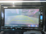 バック駐車もグッとラクに。リアワイドカメラシステムを搭載。約180&deg;見渡せるワイドビューをはじめ、3パターンの表示機能付き。バック駐車も安心してできます。