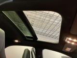 パノラミックルーフで明るい車内と開放感あるドライブをお楽しみいただけます。