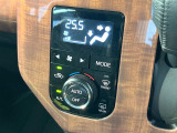 【オートエアコン】一度お好みの温度に設定すれば、車内の温度を検知し風量や温度を自動で調整。暑い&hellip;寒い&hellip;と何度もスイッチ操作をする必要はありません。快適な車内空間には必須の機能ですね♪