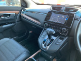 助手席周辺はこのようになっております。運転手だけでなく助手席に一緒に乗られる方も広々と快適にお乗り頂けるような設計です!各種装備を次の写真からご案内いたしますのでご覧ください。