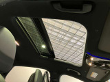 パノラミックルーフで明るい車内と開放感あるドライブをお楽しみいただけます。