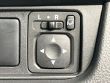 【電動格納ミラー】サイドミラーは電動格納式となっており、狭い駐車場でもキズがつくリスクを抑えられます。