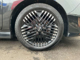 日産純正アルミホイール。タイヤサイズは215/50R17です。