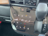 【ここがポイント!】運転席と助手席には寒い冬にはうれしいシートヒーターが装備されております。もちろんステアリングヒーターも装備しておりますのでご安心ください。