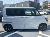 サイドから見ても素敵なデザインの軽自動車です!天井も高く室内空間も広く快適です☆