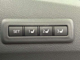 【運転席ポジションメモリー付パワーシート】ワンタッチで記憶させていたシートの前後・リクライニングはもちろんシートリフターも備えます☆快適なドライブをお楽しみ下さい♪
