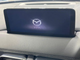【10.25インチマツダコネクト】車内の雰囲気にマッチした大型ディスプレイ。スマホ接続でのナビ使用やBluetooth再生等、様々な機能が楽しめます。直感的なダイヤル操作が可能で、使い勝手も良好です。