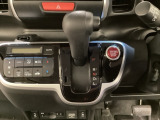 CVT車のセレクトレバーです。低速から高速まで、変速ショックのないスムーズな走りを実現するとともに、エンジン効率のよい領域を維持することで燃費にも貢献します。