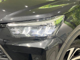 【LEDヘッドライト】悪天候や夜間走行時も良好な視界を確保し安心して運転できる高輝度LEDヘッドライトを装備!点灯速度が早く、消費電力も抑えられています。