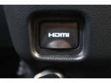 音声と映像が1本のケーブルで伝送できる便利なHDMIを装備しています。iPhoneやスマートフォンの画面と全く同じ画面がカーナビの画面に表示されるので、地図アプリや動画などのミラーリングが可能です。