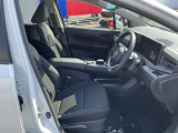 運転席も広々でゆったり気分で運転できます♪
