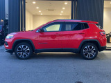 【ホイールアーチ】台形ホイールアーチはJeep伝統のデザインです。採用している理由は諸説ありますが、オフロードを走行する際にタイヤとボディが干渉しあわないよう配慮した作りにするためとなります。