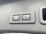 【パワーバックドア】スマートキーや運転席のボタンを押すだけでリアゲートが自動で開閉します!荷物を持っている時や、高い位置にあるバックドアを閉める際に便利な機能です♪