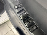 【電動格納ミラー】サイドミラーは電動格納式となっており、狭い駐車場でもキズがつくリスクを抑えられます。