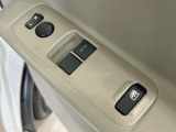 【電動格納ミラー】サイドミラーは電動格納式となっており、狭い駐車場でもキズがつくリスクを抑えられます。