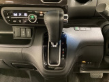 CVT車のセレクトレバーです。低速から高速まで、変速ショックのないスムーズな走りを実現するとともに、エンジン効率のよい領域を維持することで燃費にも貢献します。