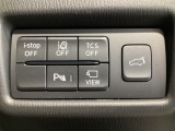 運転席脇のクラスタースイッチ部分にはカメラ切り替えスイッチ、パーキングセンサー、その他走行系スイッチを集中配置しております。