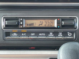 【オートエアコン】一度お好みの温度に設定すれば、車内の温度を検知し風量や温度を自動で調整。暑い&hellip;寒い&hellip;と何度もスイッチ操作をする必要はありません。快適な車内空間には必須の機能ですね♪