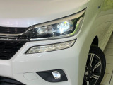 【LEDヘッドライト】悪天候や夜間走行時も良好な視界を確保し安心して運転できる高輝度LEDヘッドライトを装備!点灯速度が早く、消費電力も抑えられています。