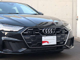 ●一目でAudiとわかる特徴的なシングルフレームグリル・LEDランプ。精悍なフロントマスクからAudiのスマートで上品なブランドを連想させてくれます。女性にも大変ご好評頂いております。