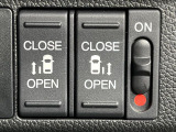 【両側パワースライドドア】スマートキーや運転席のスイッチで後席両側スライドドアの開閉が可能♪電動だから力を入れてドアを開ける必要が無く、小さなお子様でも簡単に開け閉めでき快適です♪