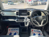 エクステリアと調和する、インテリアの上質な輝き。シンプルで使いやすい運転席周り。足元広々としています。