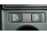運転席、助手席シ-トにはシ-トヒ-タ-が付いているので、寒い朝も快適〜♪