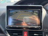 【バックモニター】後方の障害物や歩行者を確認できるバックモニター。狭い駐車場や混雑した場所でも安心して車を操作できます。