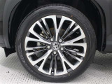 18インチアルミホイール(切削光輝/センターオーナメント付)を装着しています。タイヤサイズ215/50R18